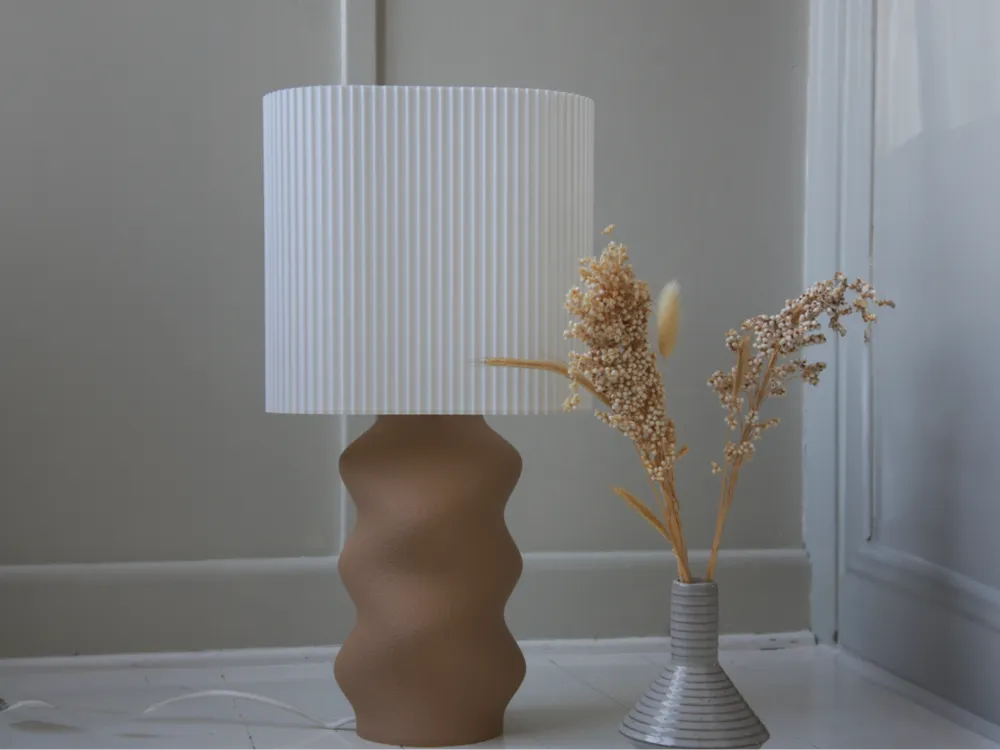 La Lampe de Table "Duo-Cannelé" — Design Plissé Bicolore