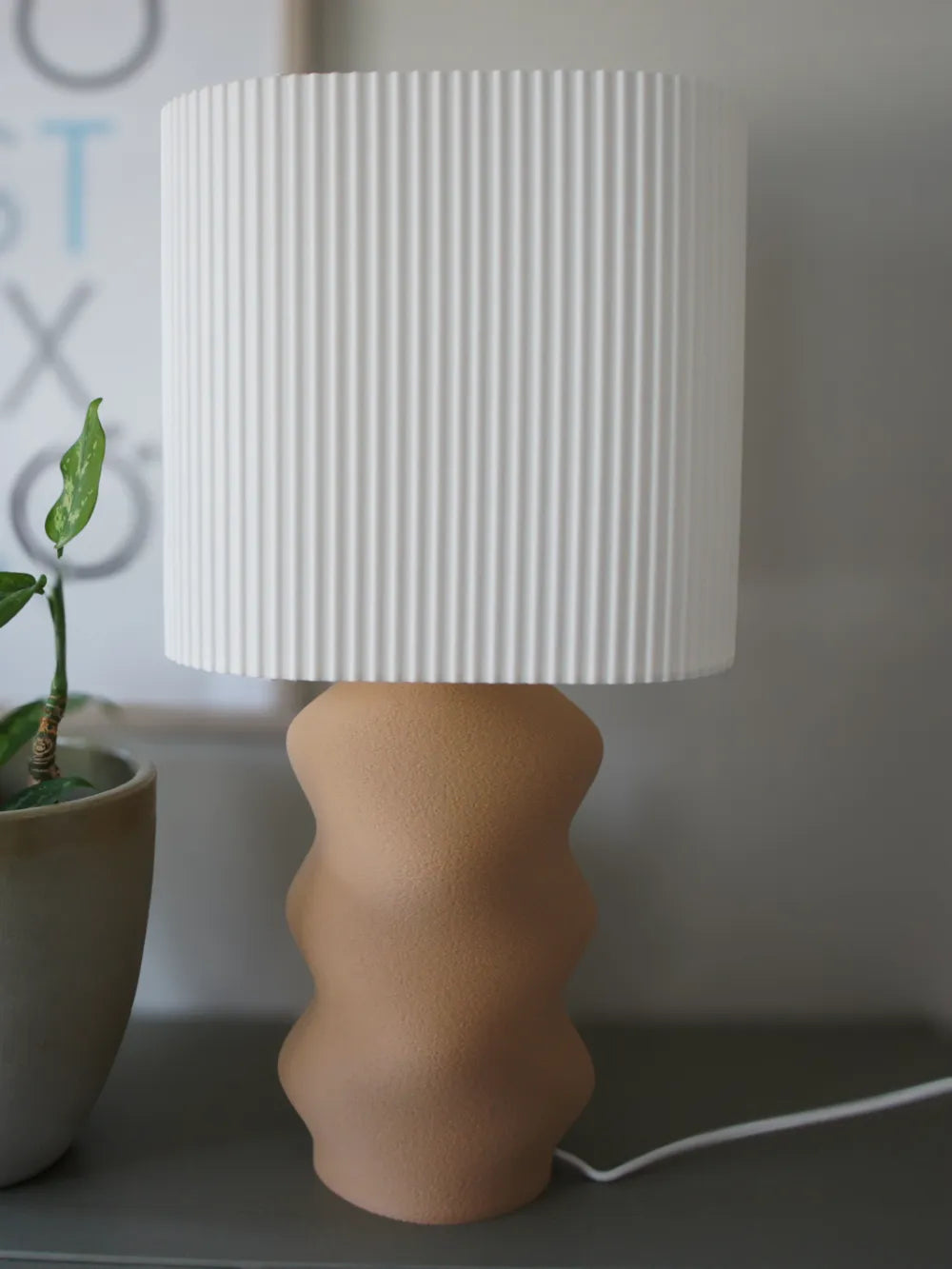 La Lampe de Table "Duo-Cannelé" — Design Plissé Bicolore