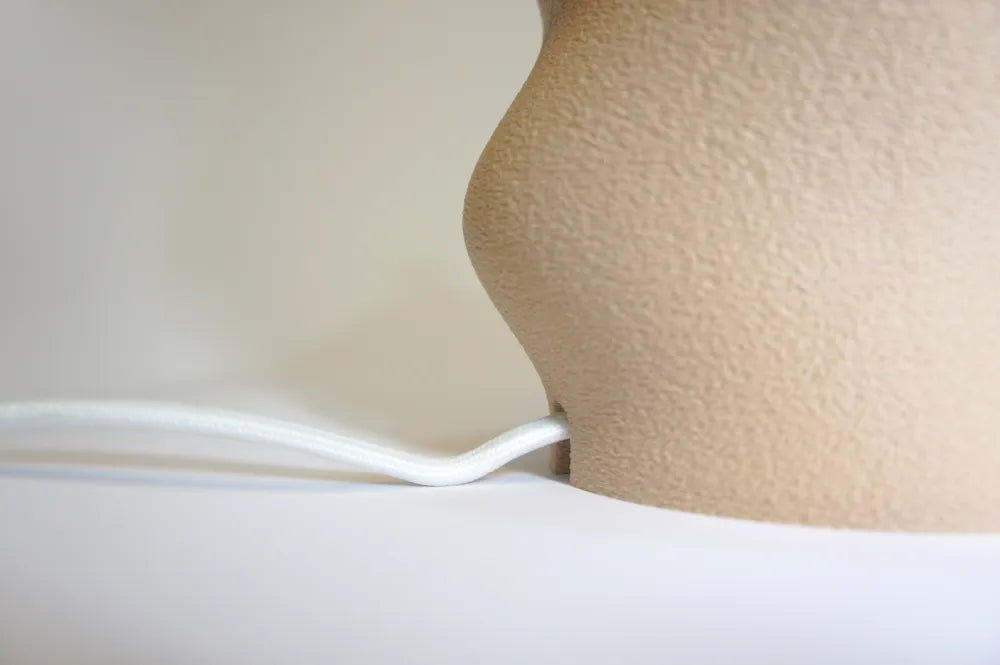 La Lampe de Table "Duo-Cannelé" — Design Plissé Bicolore