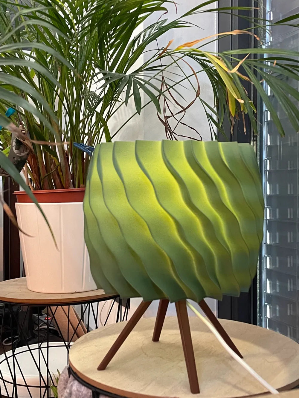 La Lampe Totem "Aura-Wave" — Design Plissé Organique