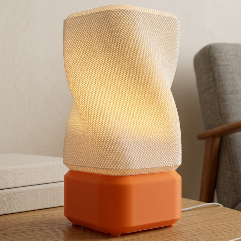 La Lampe de Table "KRONOS" — Totem Plissé & Minimalisme Urbain